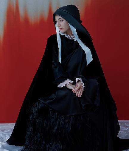 有种"国产混血"叫热巴,挑战修女服造型,简直像美剧里走出来的_黑色