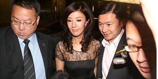 顾毅勇离婚之后就与李嘉明结了婚,结婚的时候十分低调,只宴请了三十几