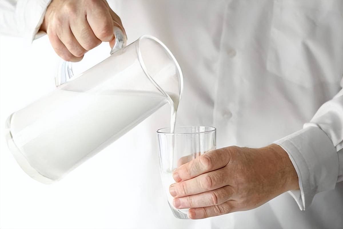 牛奶能降低胆固醇吗(喝牛奶有哪些误区)