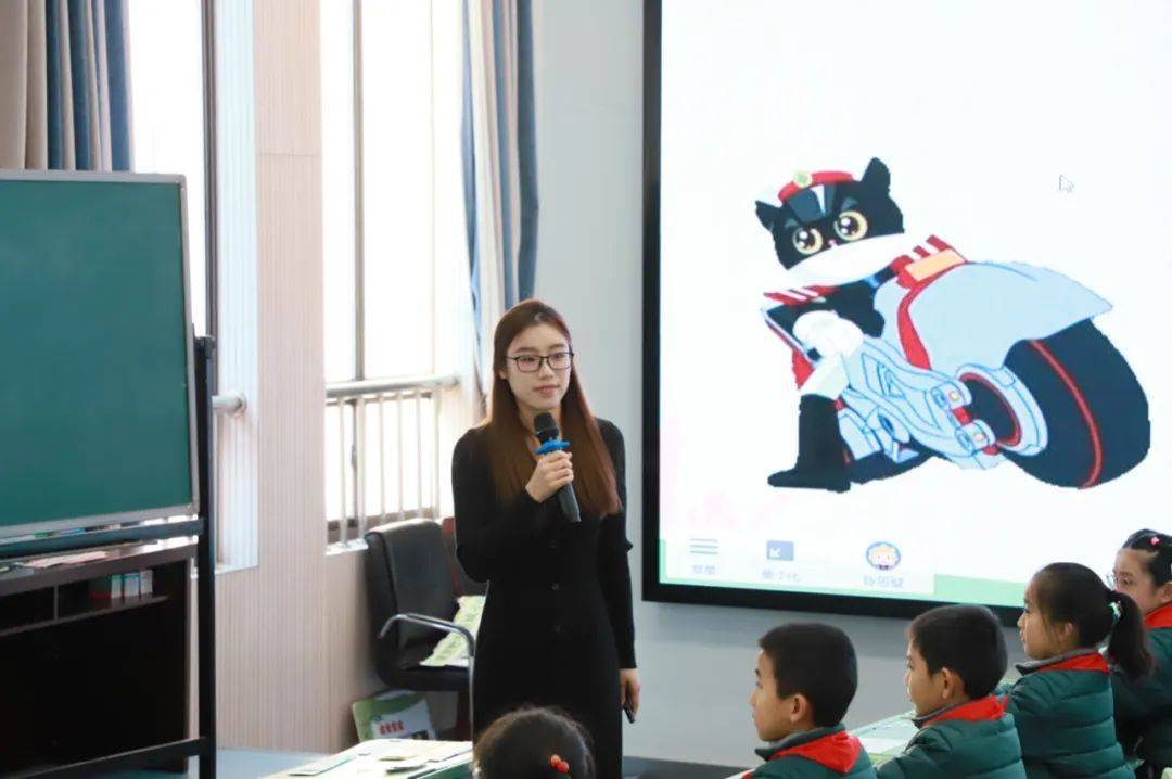 一节三年级的数学课《有趣的推理》开始了,陈思璇老师给孩子们请来了