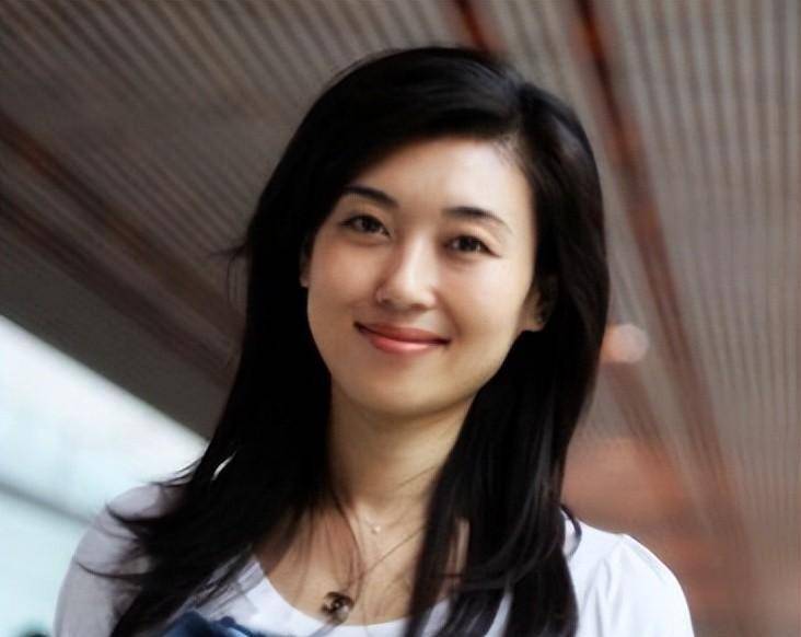 尹红:才貌双全的东方卫视主持人,主持风格稳重,深受观众喜欢_节目