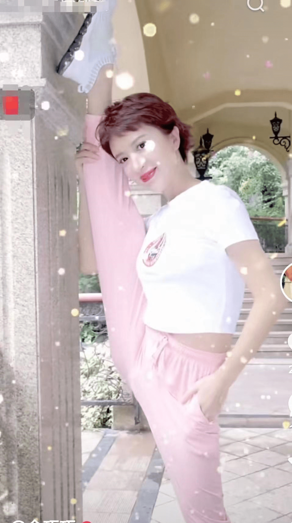 47岁金巧巧户外跳舞好轻盈,皮肤白皙长腿瞩目,身姿优雅似少女_公主