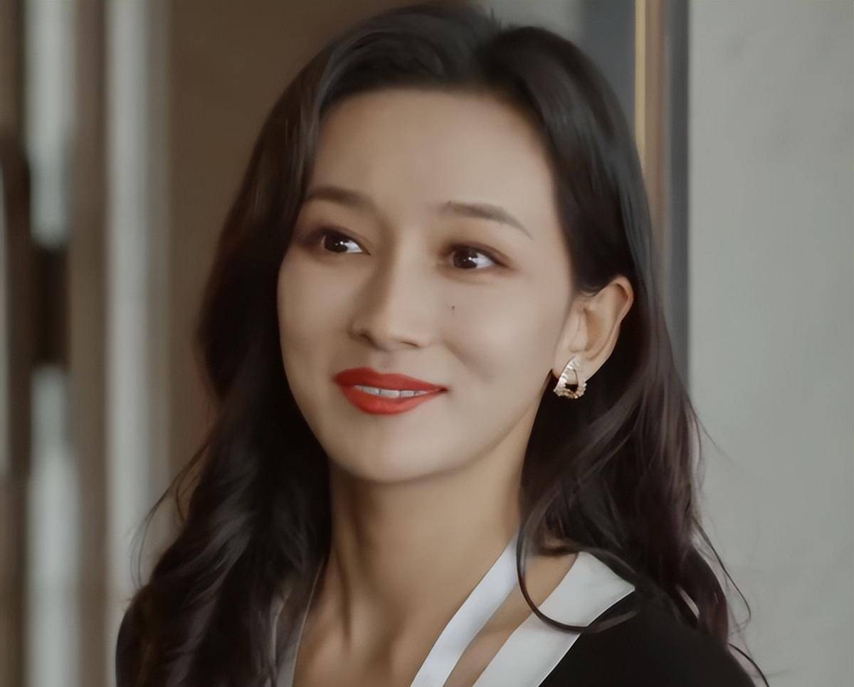 的陈丽娟,柯蓝饰演的秦心亭,李若宁饰演的白晴以及潘时七饰演的刘必英