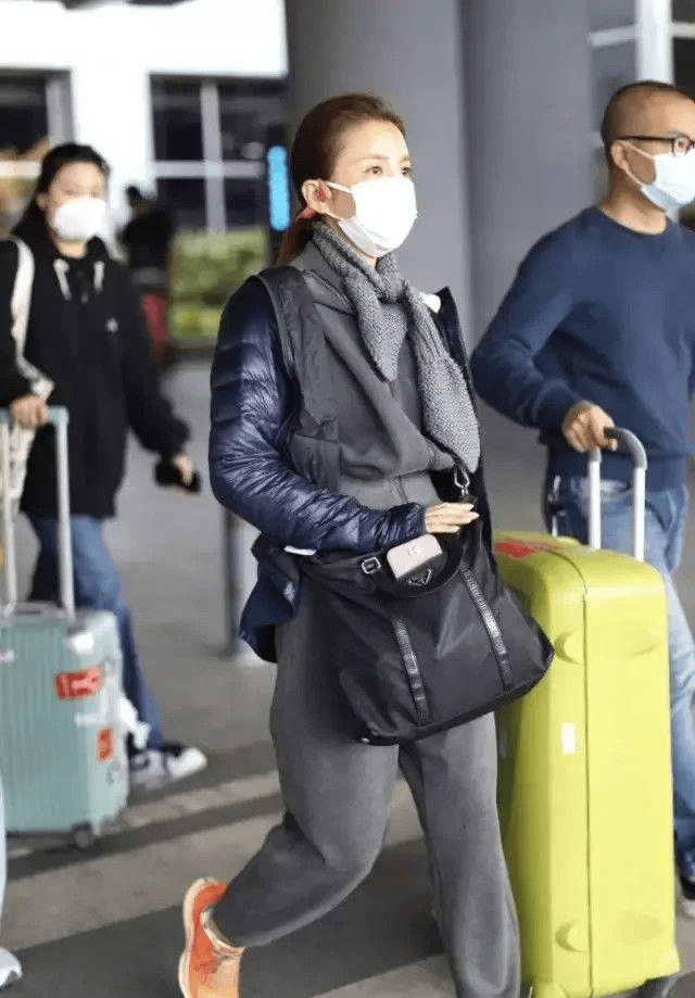 朱迅走机场素颜被拍,看不出哪儿美啊,随便抓个女人都比她漂亮_显得