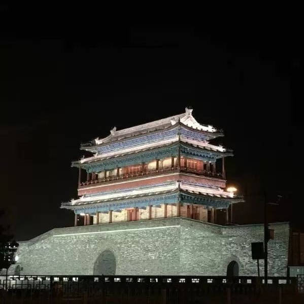 55岁陈松伶开演唱会，裙子开叉到大腿，和张铎贴身摸腿热舞太尴尬_舞台_因为_母亲