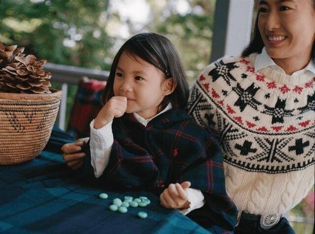 攝影師女兒扎沖天辮,戴鮮花當頭飾,牽手帥氣小帥哥一臉得逞壞笑_alaia