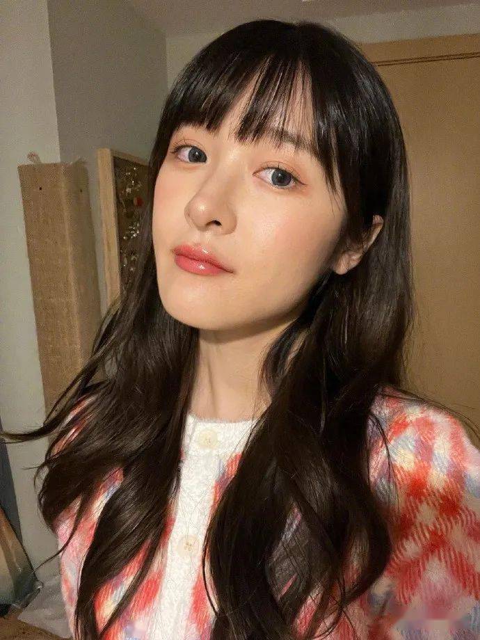 徐娇晒可爱自拍 大眼灵动笑容甜美_齐刘海_镜头_满分