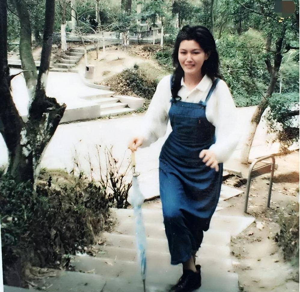 因为要做生意,吴秀芹带着吴亦凡辗转往返于几座城市之间,加拿大,广州