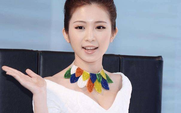 长相甜美的郑家纯,为了给家庭减轻负担,在17岁的时候就开始兼职_明星