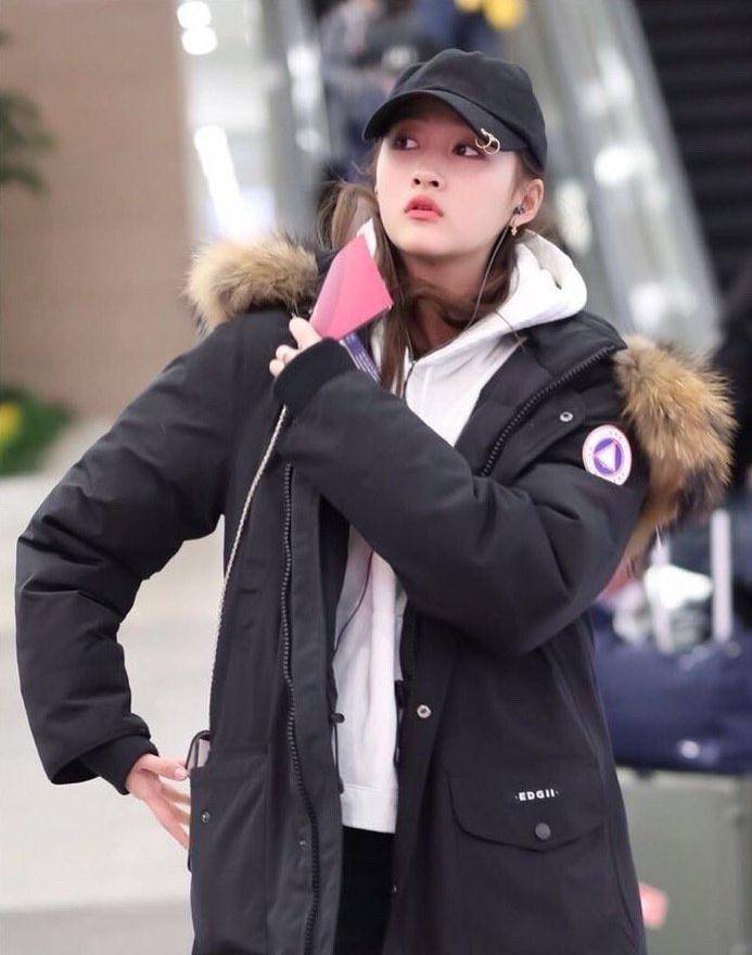 国民闺女关晓彤的正确穿搭,多彩卫衣演绎青春时尚,满满元气感_妹子