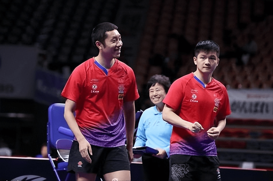 樊振东打削球聪明十足,许昕休息赵子豪独得2分首战胜_比赛_上海_实力