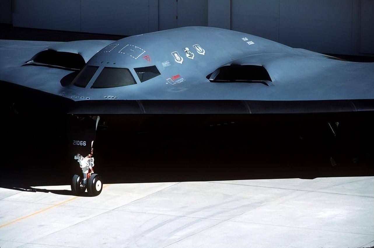 美军新一代b21轰炸机来了,一分钟视频看出3大细节_图片_战略_涡扇