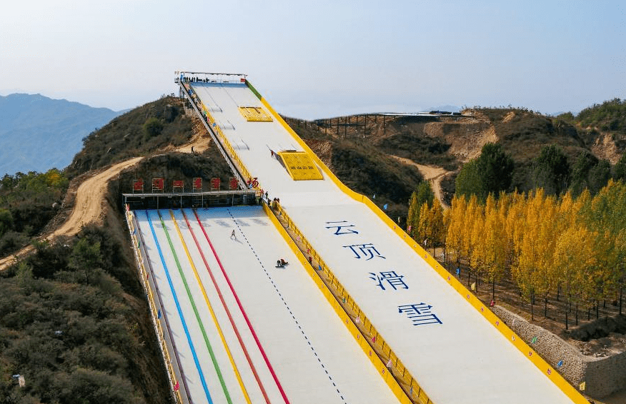 云顶四季滑雪场建于景区海拔1100米的云顶之巅,地理位置优越,位于景区