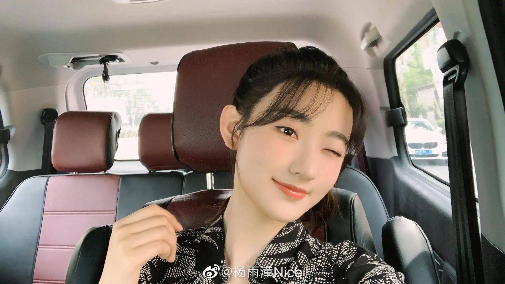 我觉得演员们仍在努力选择赵灵儿,杨雨桐的长相和演技在新人中算是