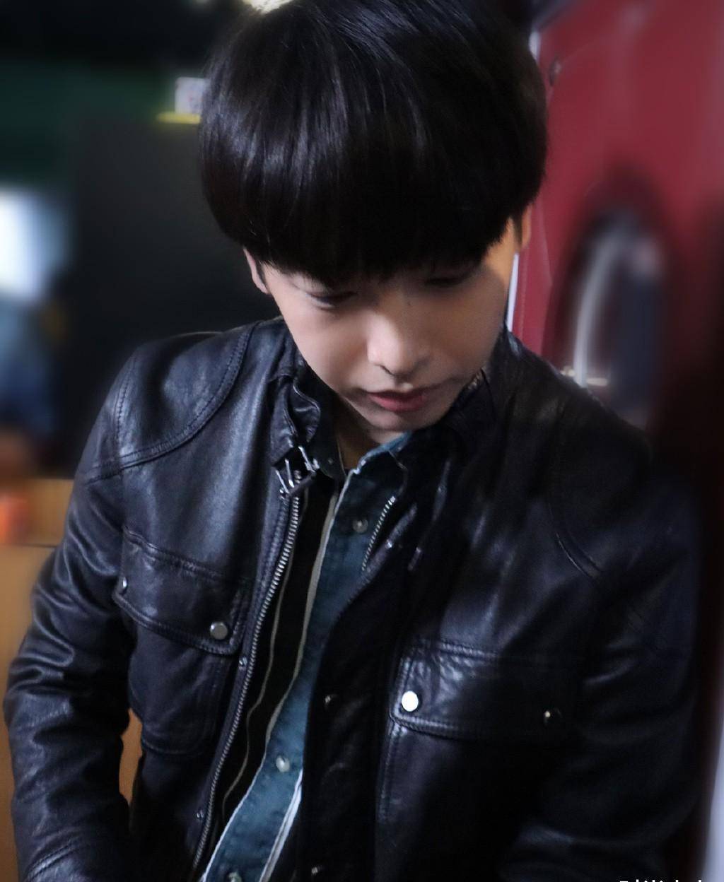 他因《向往的生活》成功圈粉,今穿黑色皮夹克,配蘑菇头帅气十足_彭昱