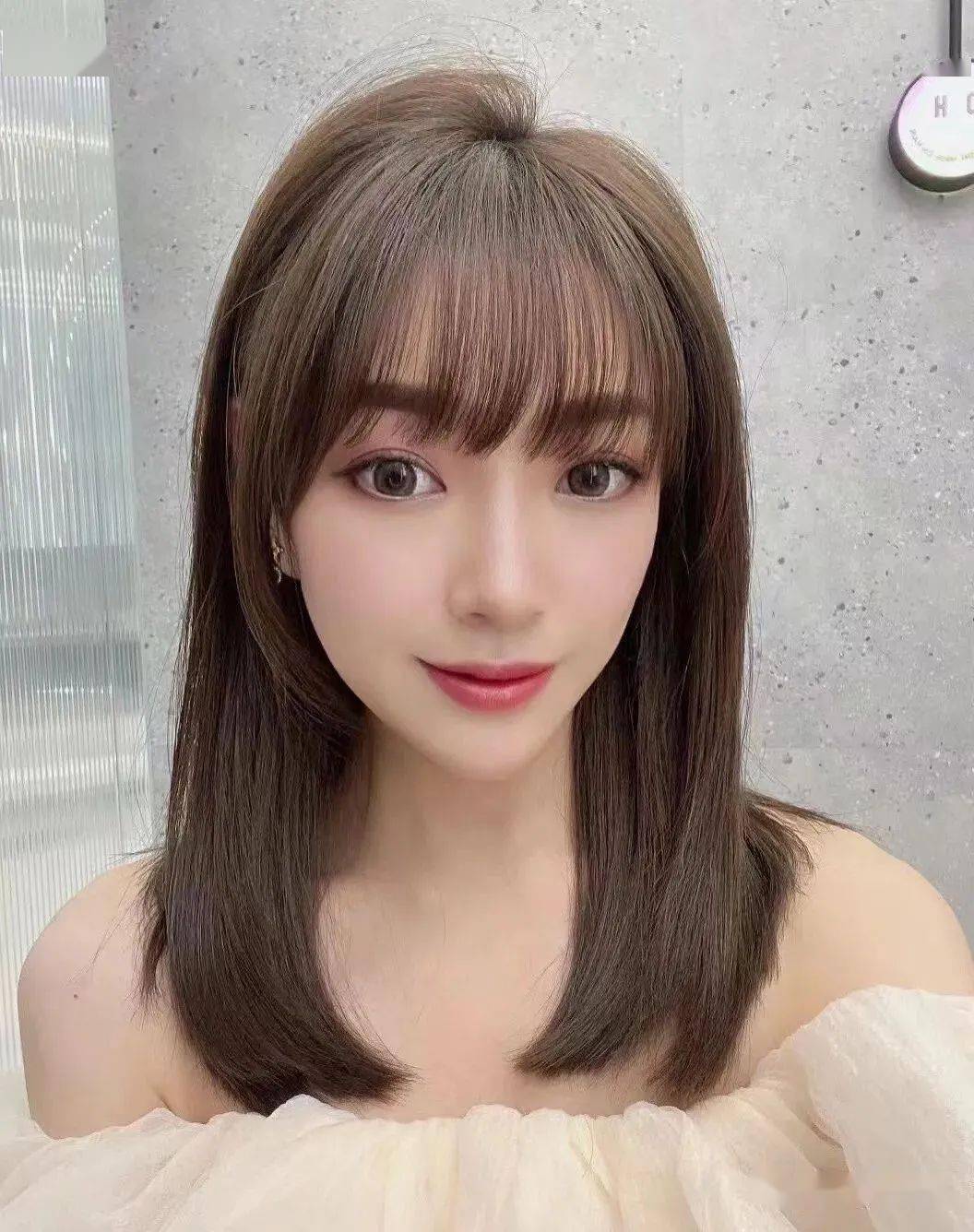 中长发这样剪,既好看又容易打理,不烫不染也会非常好看减龄,那就是剪