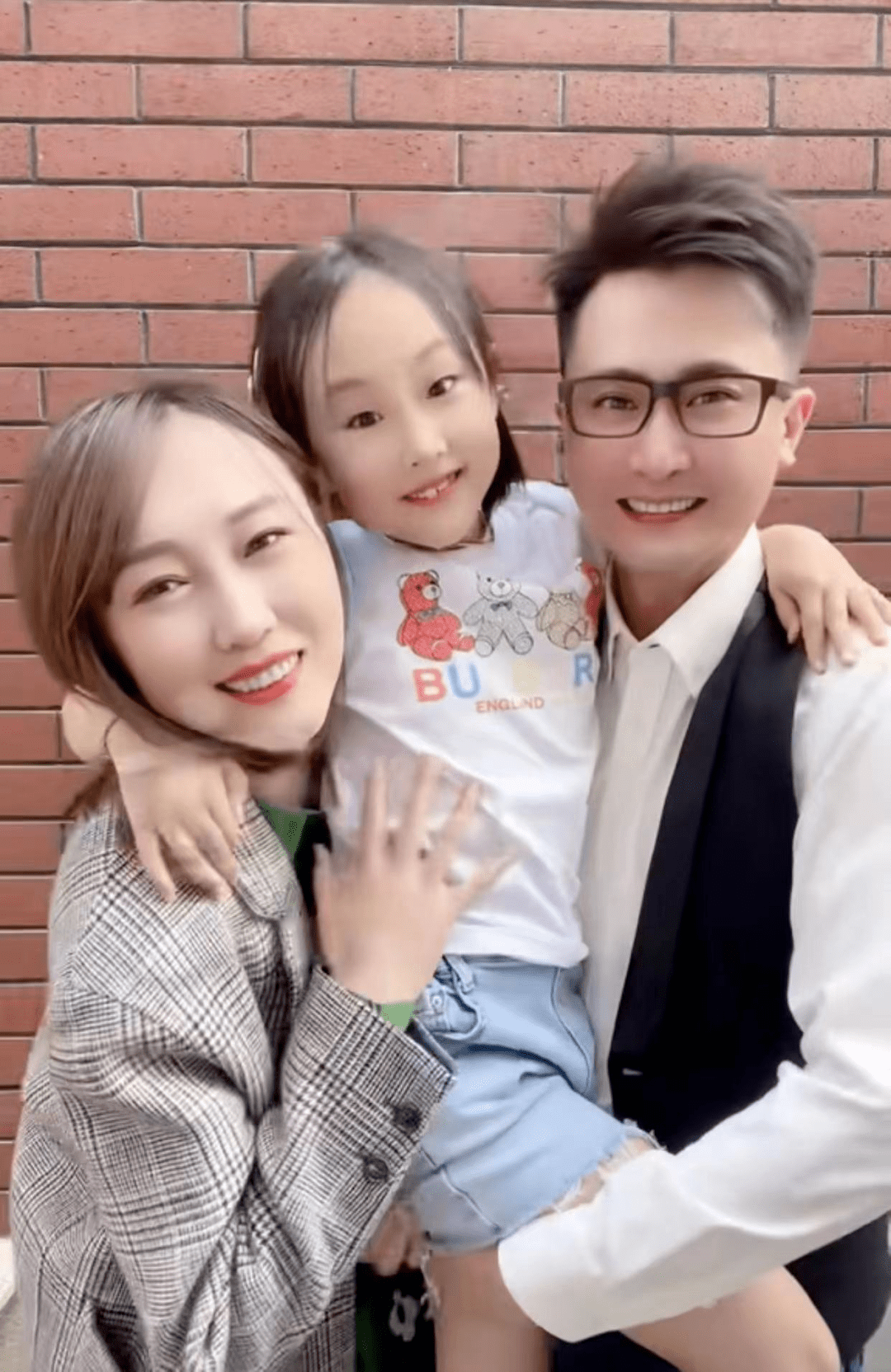 央视主持杨帆携妻接娃!