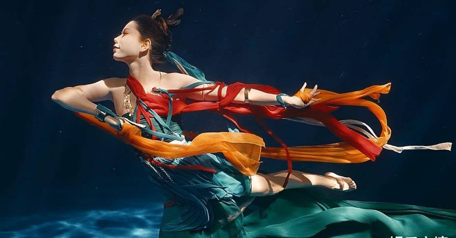 水下飞天舞女火遍全网,被扒曾是林允替身,出演美人鱼却让人心疼_表演