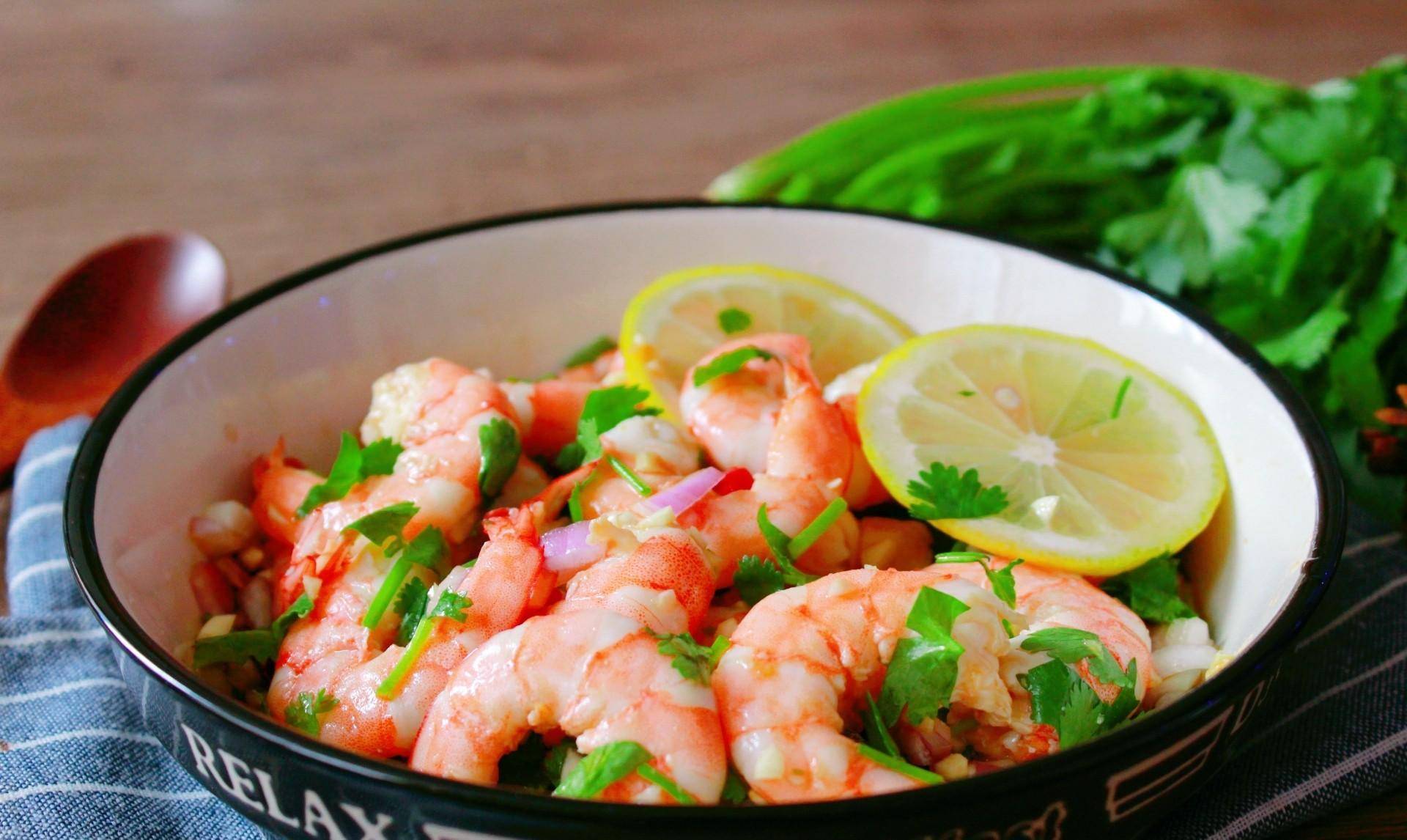 好评第一的菜:泰式柠檬虾,酸甜解腻,随便一拌就好吃_客人_虾仁_洋葱