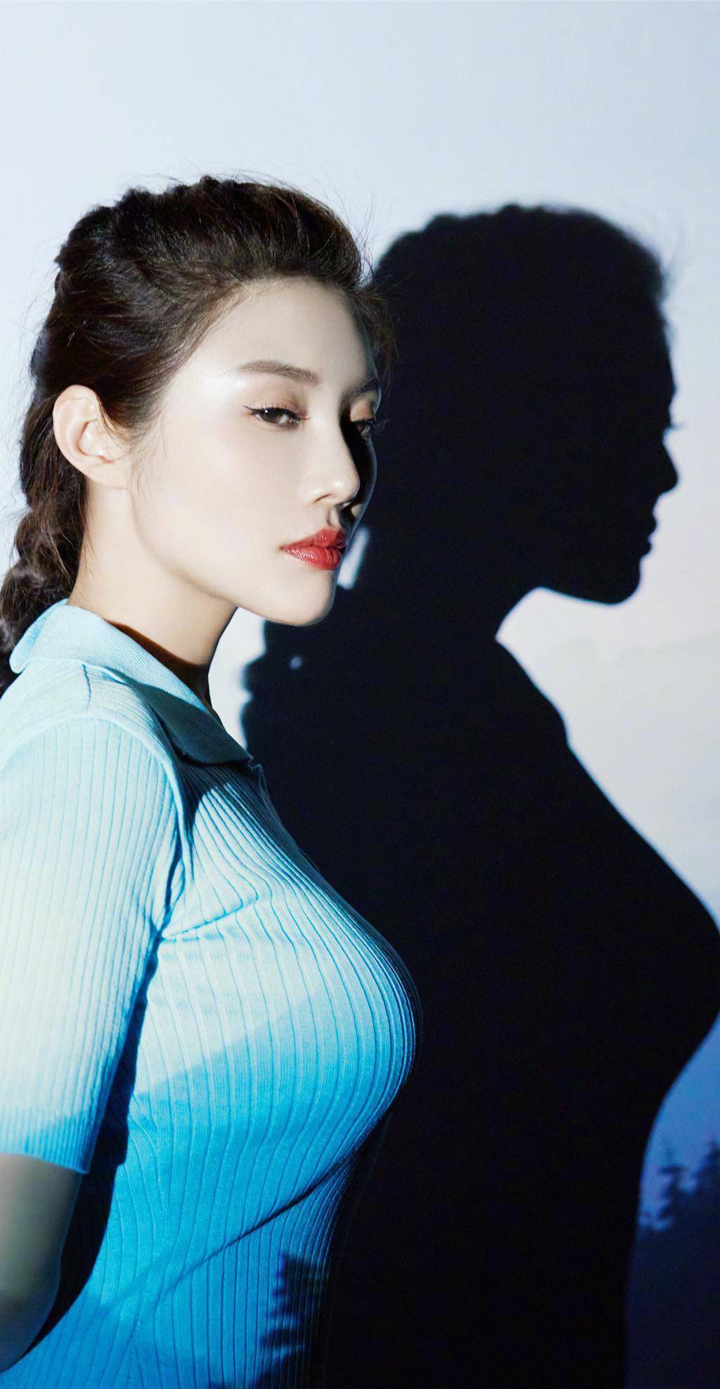 徐冬冬蓝色紧身超短裙造型,全新氛围感,写真好温柔_姐姐_方面_心情