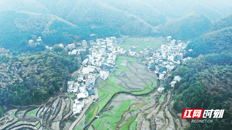 湖南新田：云雾缭绕村落映雪如仙境