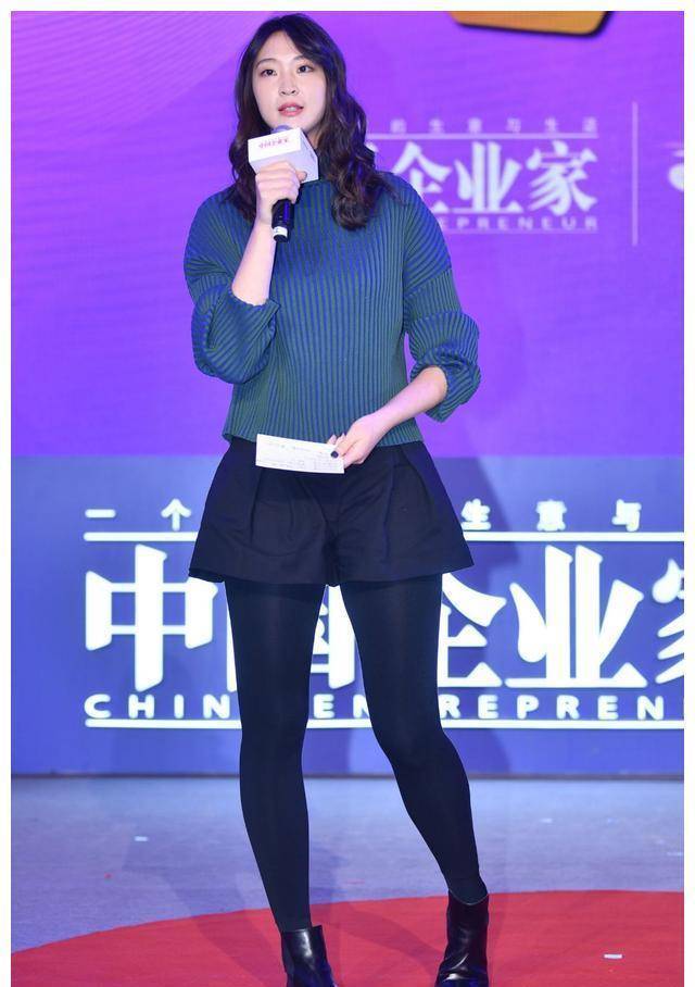 竟然是这般模样,图中,惠若琪穿了一件蓝绿色针织毛衣搭配黑色百褶短裙