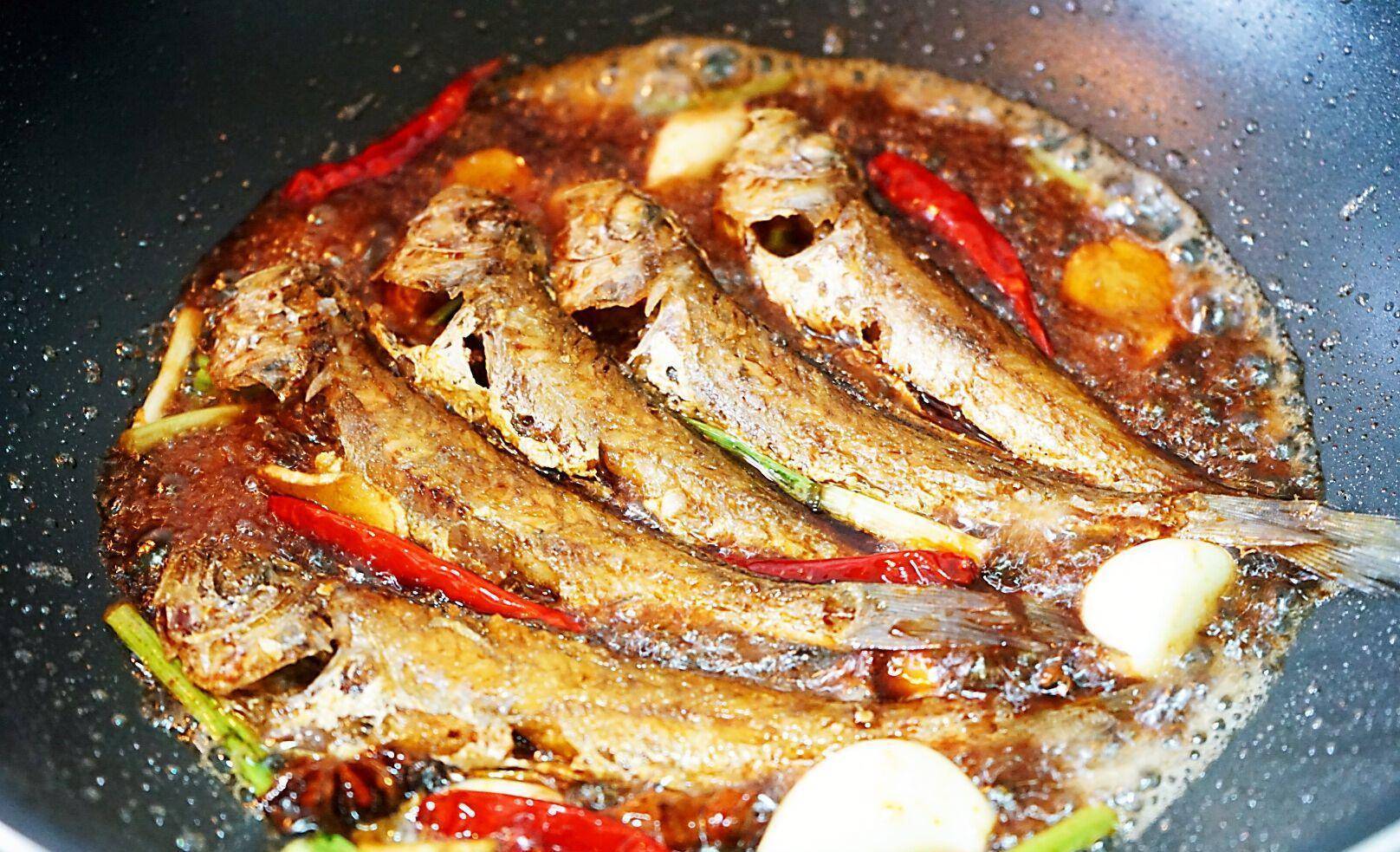 小黄鱼炖豆腐,这吃法鱼骨都香酥,拌饭吃汤汁剩不下,孩子放心吃_营养