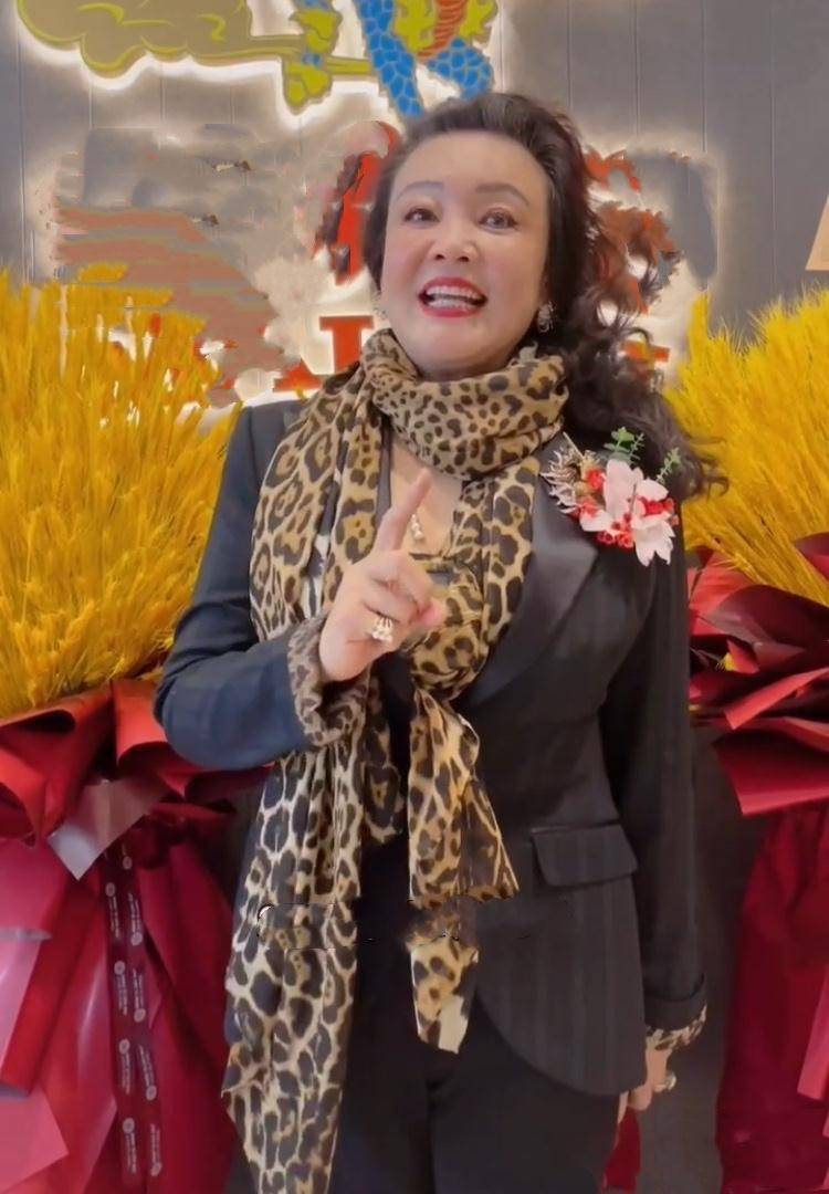 张兰闺蜜穿粉斗篷,小围巾绑成"蝴蝶结"气质高贵_衣服_感觉_颜色