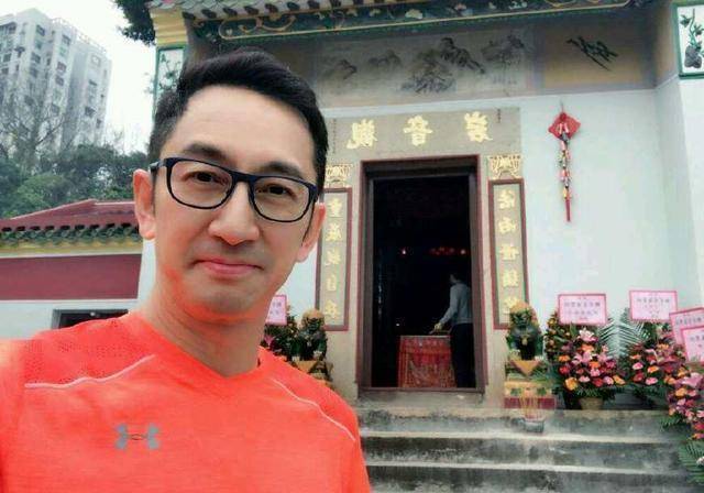 53岁"精致男神"吴启华身材发福,惊现双下巴_年龄_生活习惯_心脏