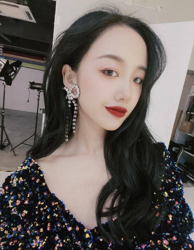 网红阿沁换风格了,穿婚纱化身黑天鹅,眼神"杀气"十足_时尚_感觉_黑色