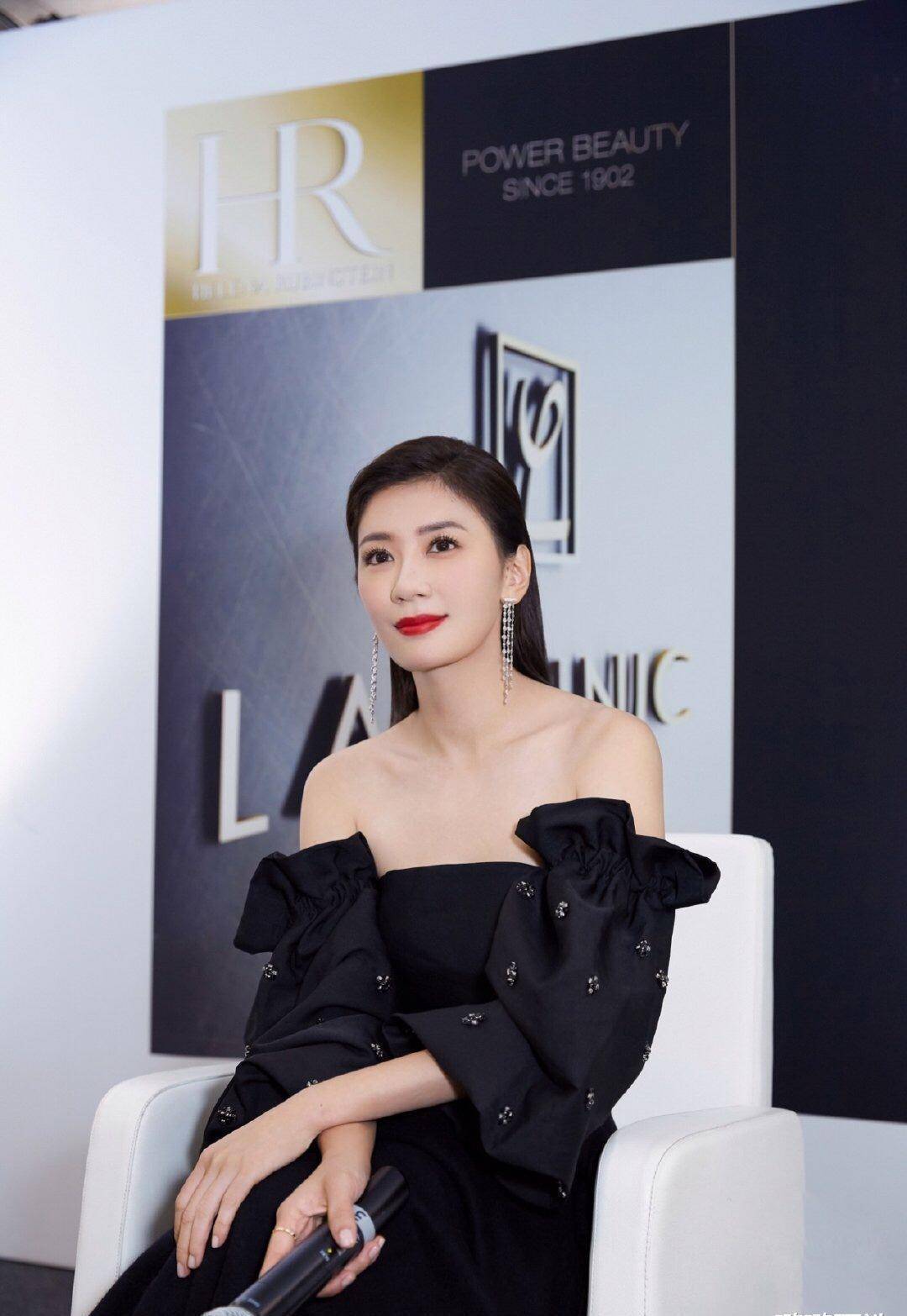 贾静雯气场太强,黑色露肩礼服时尚"露大腿"红唇背头女王范十足_设计
