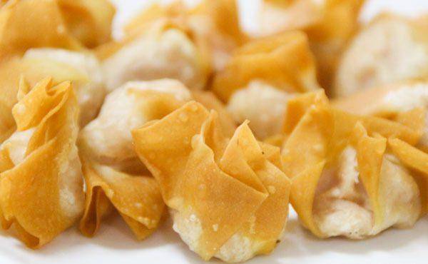 香脆的炸云吞一口一个让人根本停不下来,一盘二十个全部消灭掉!