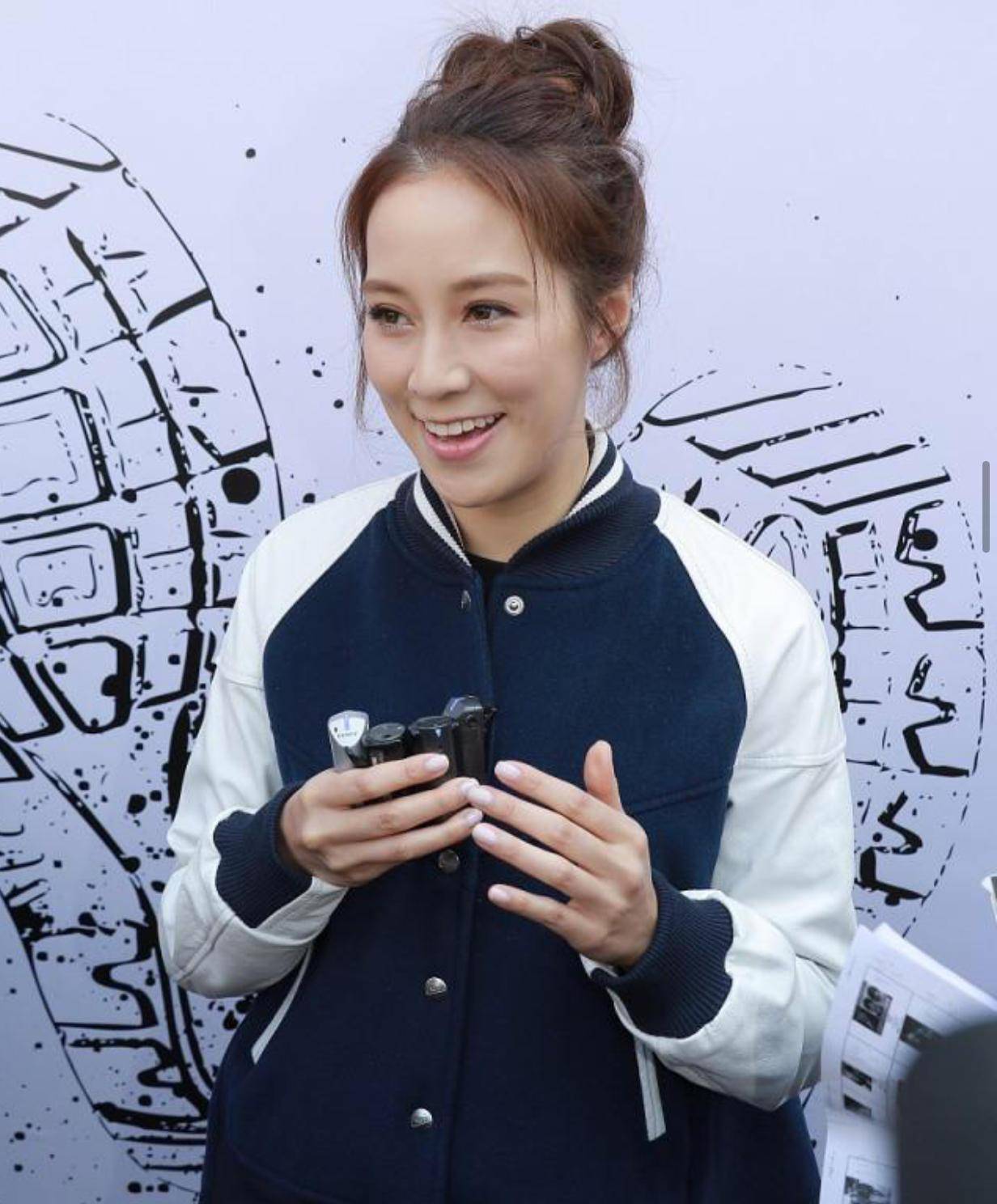 徐子淇真是阔太中的清流,穿学生装扎丸子头,哪有豪门媳妇的样子_印花