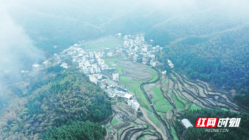 湖南新田：云雾缭绕村落映雪如仙境