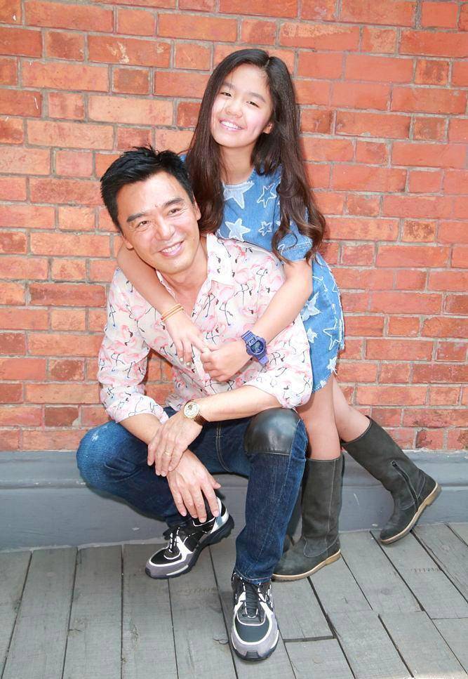 钟镇涛16岁女儿献唱mv,外形甜美三观正_钟懿_范姜素_武汉