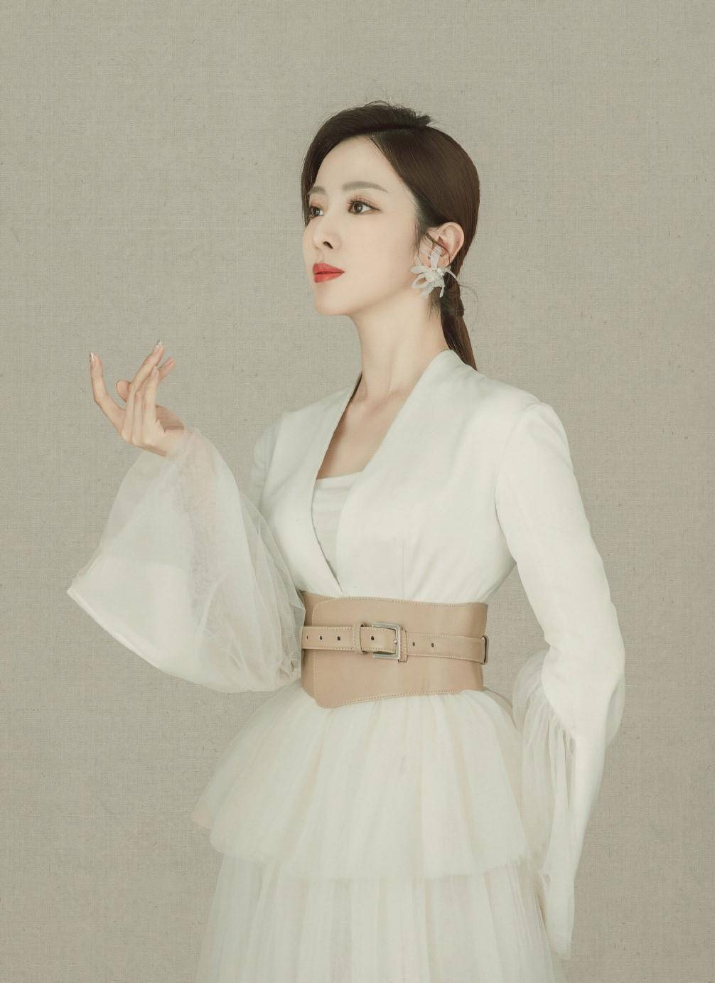 央视主持人李思思气质真好,穿搭看起来好高级,适合30 的女人_服饰