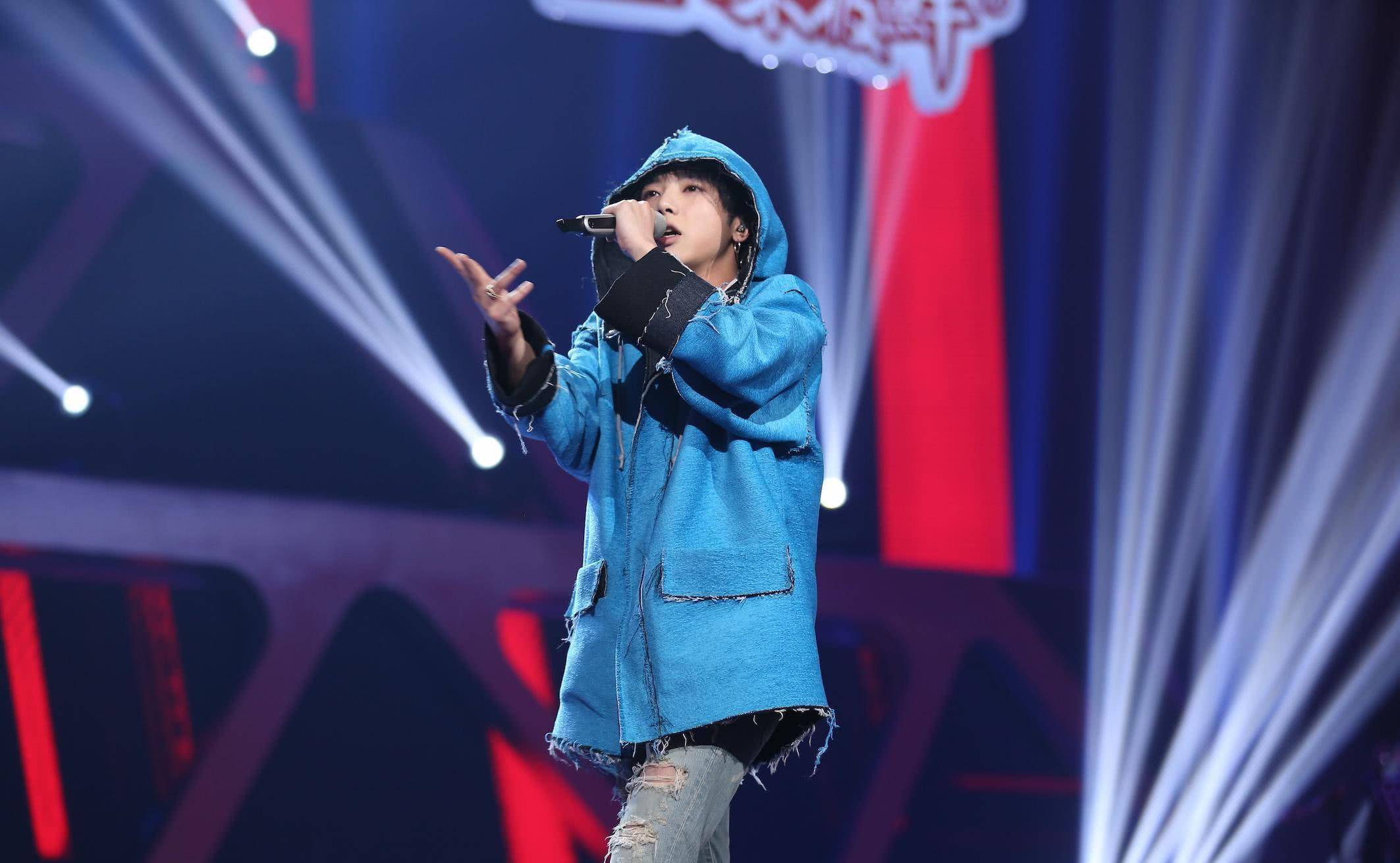 华晨宇怎么了,网友发现头顶有一块没头发,这才多大就开始秃顶啦_互动