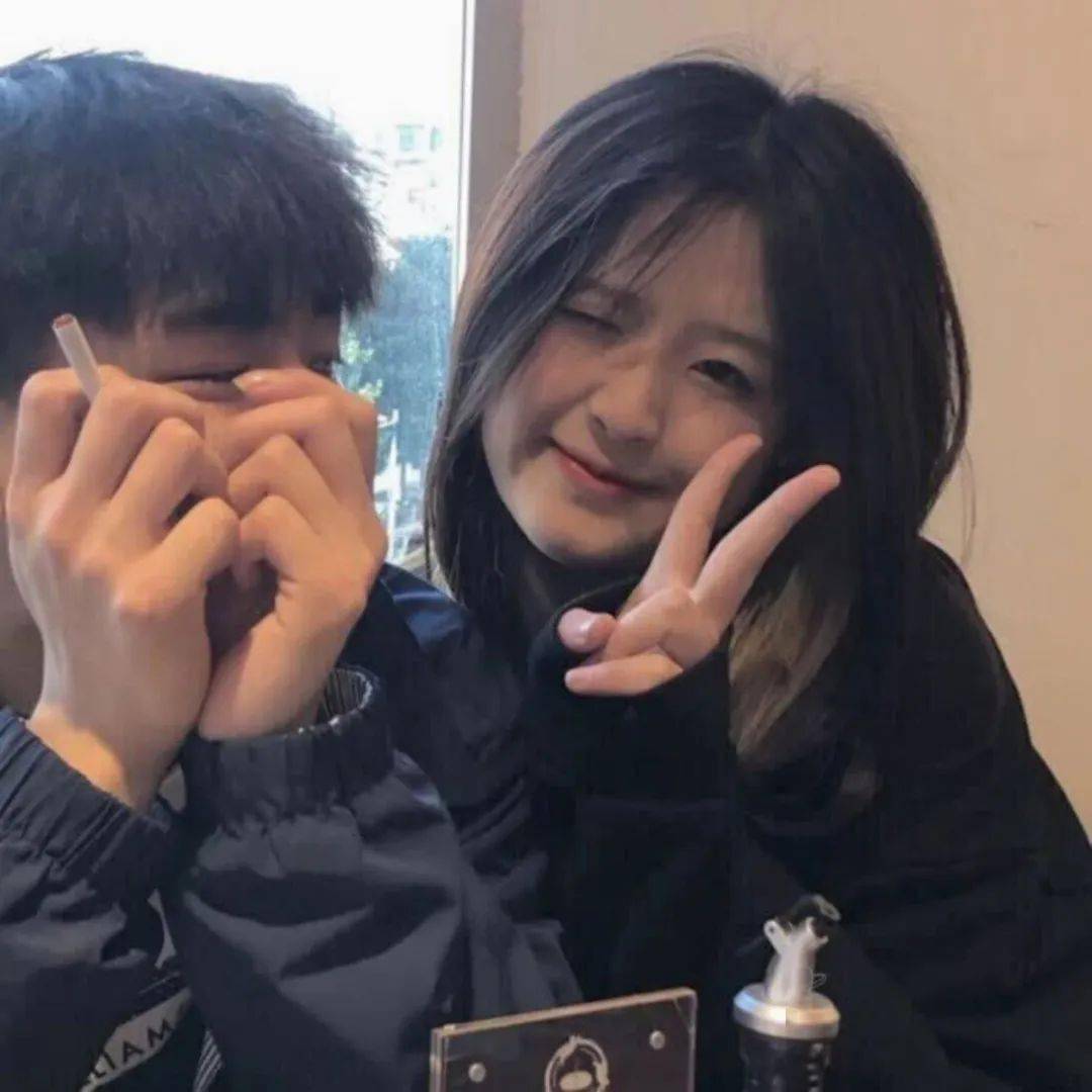 热门氛围感潮酷情侣头像_孔中_甜甜圈_图片