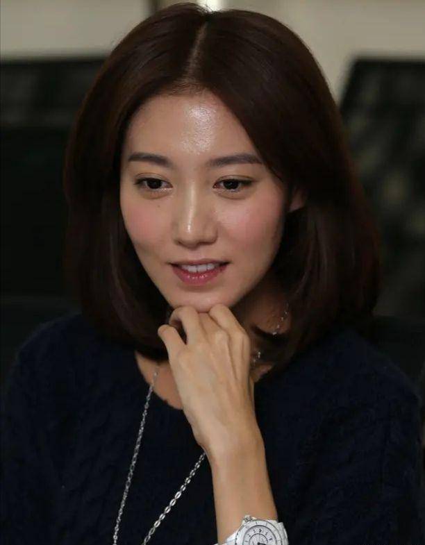 高露低调素颜现身,气质再高级又如何,未修图沧桑成大妈了!