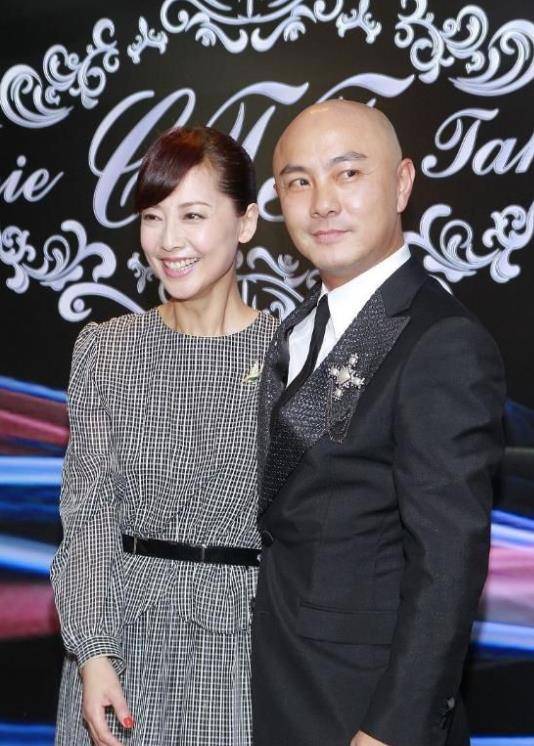 张茜:嫁给张卫健穿二手婚纱,7年办三次婚礼为爱正名,丁克23年_影视剧