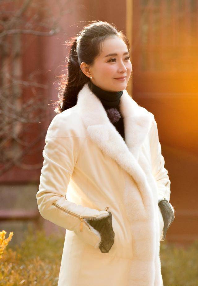 46岁王艳状态超好,故宫拍大片有气质,羊羔绒大衣尽显高贵_时尚_的设计