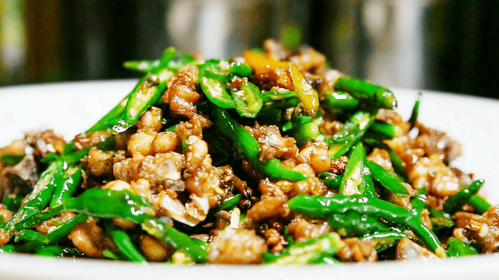 蓋 飯:紅燒仔排,萵苣木耳特色菜:外婆菜 餅小 吃:青菜肉絲麵,面線湯