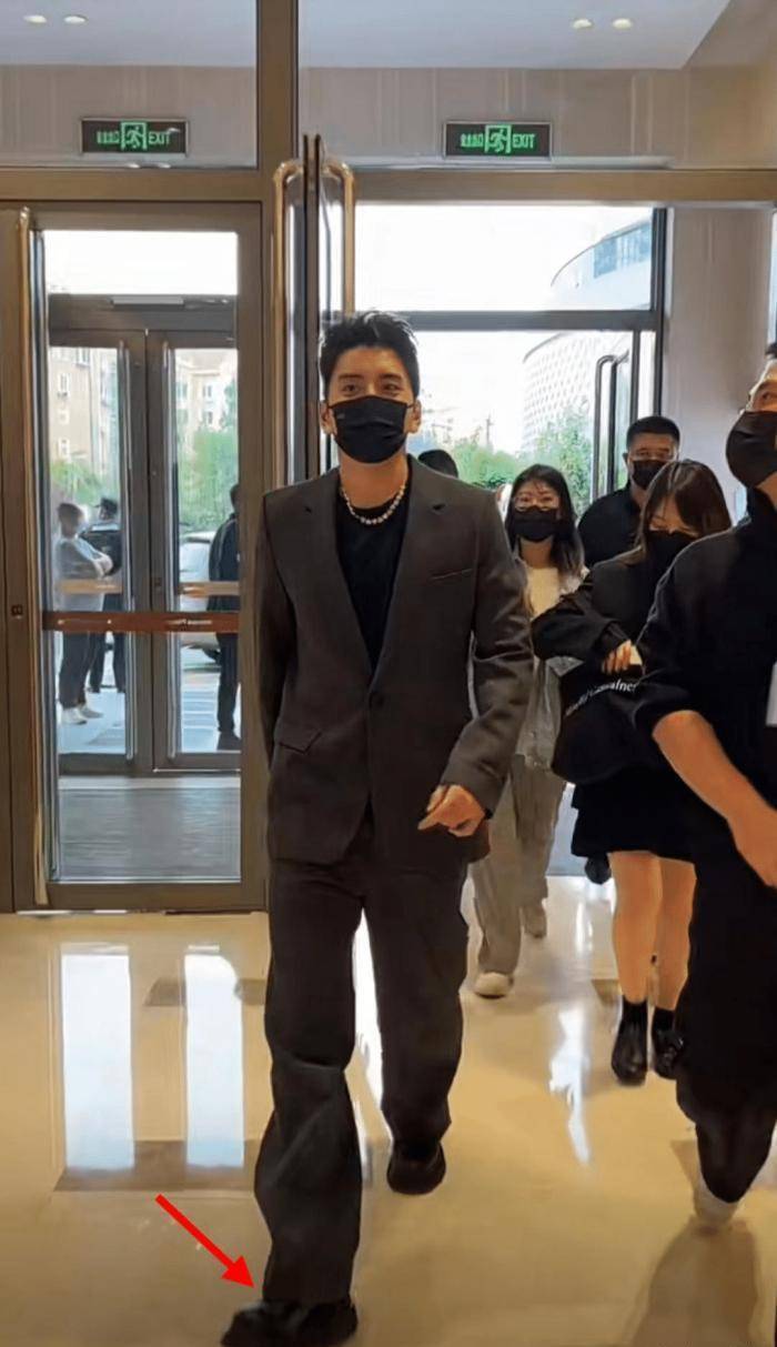 181cm王大陆出席活动,鞋子被称唯一槽点,签名被指字如其人_造型_网友