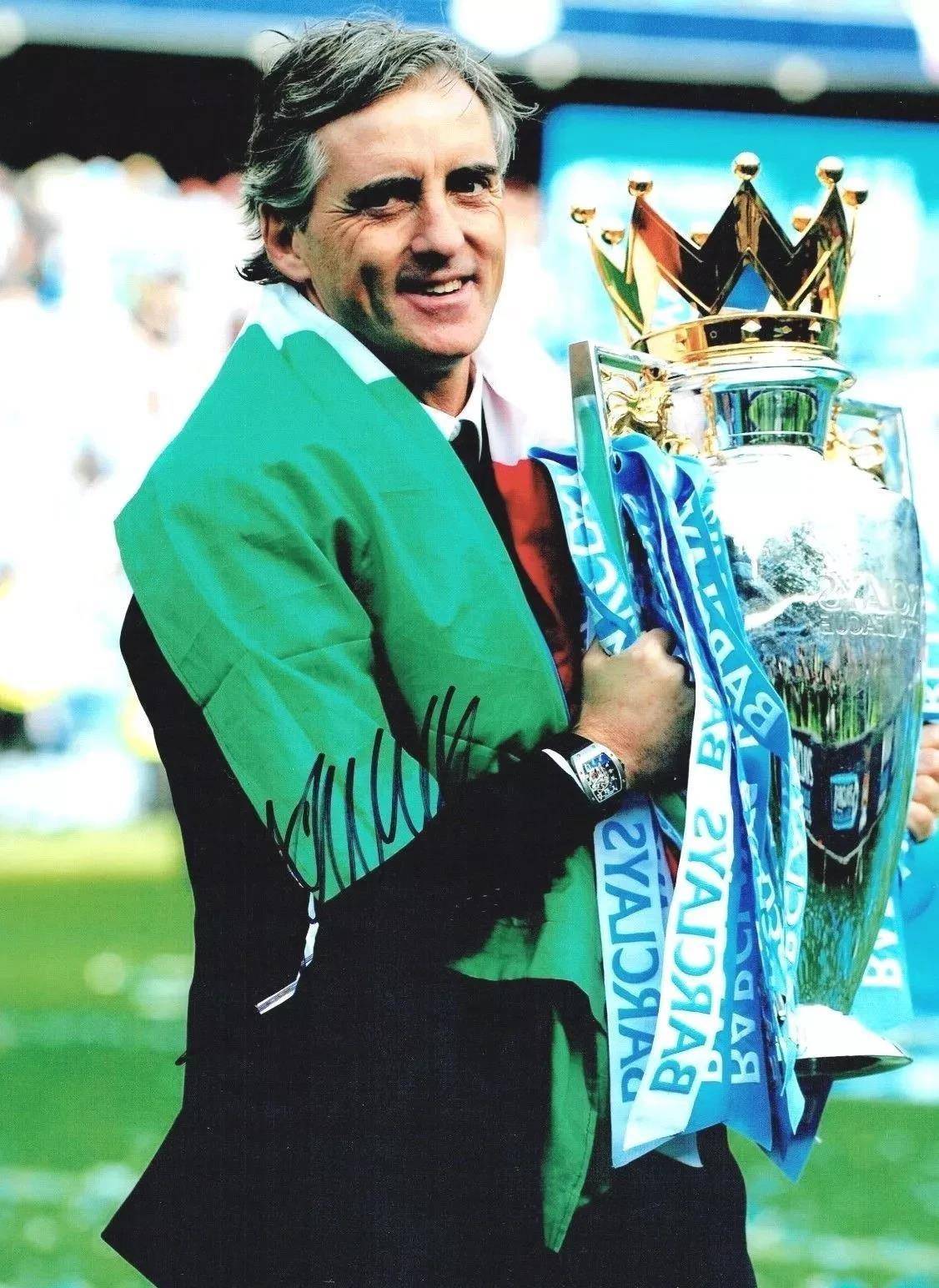 当年的桑普多利亚,除了维亚利,另一位大名鼎鼎的球星就是曼奇尼,也