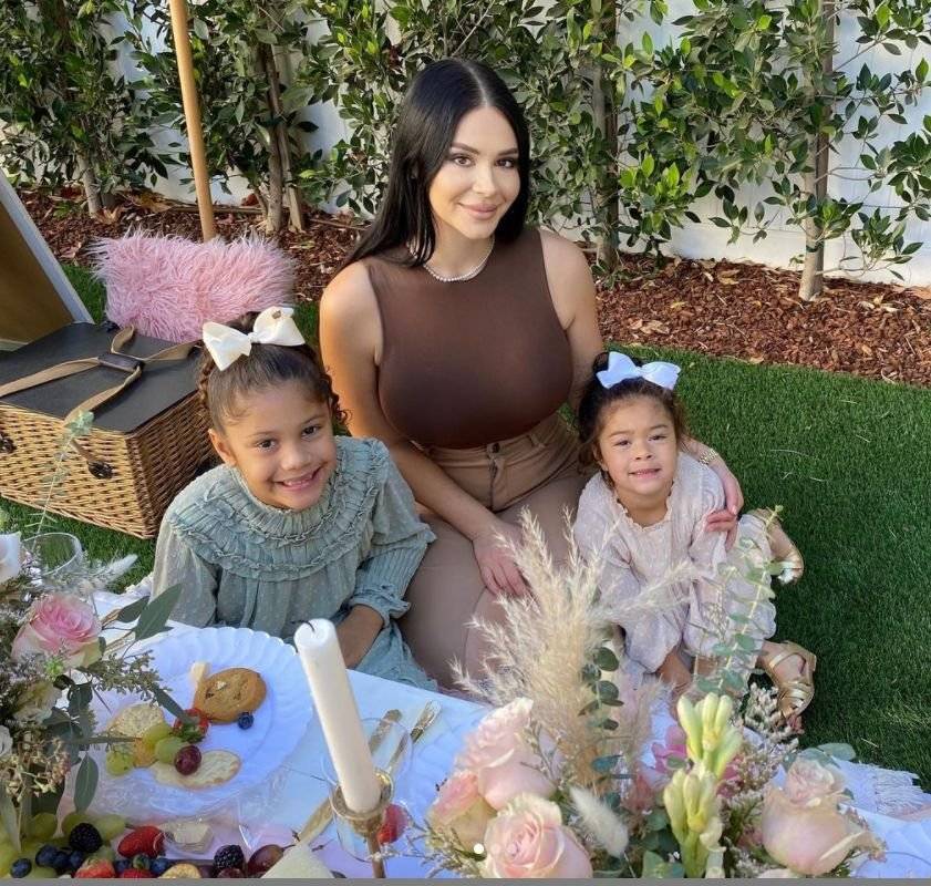 最后就是孩子的缘故,当初里弗斯的女儿卡丽将保罗乔治的孩子打掉后,没