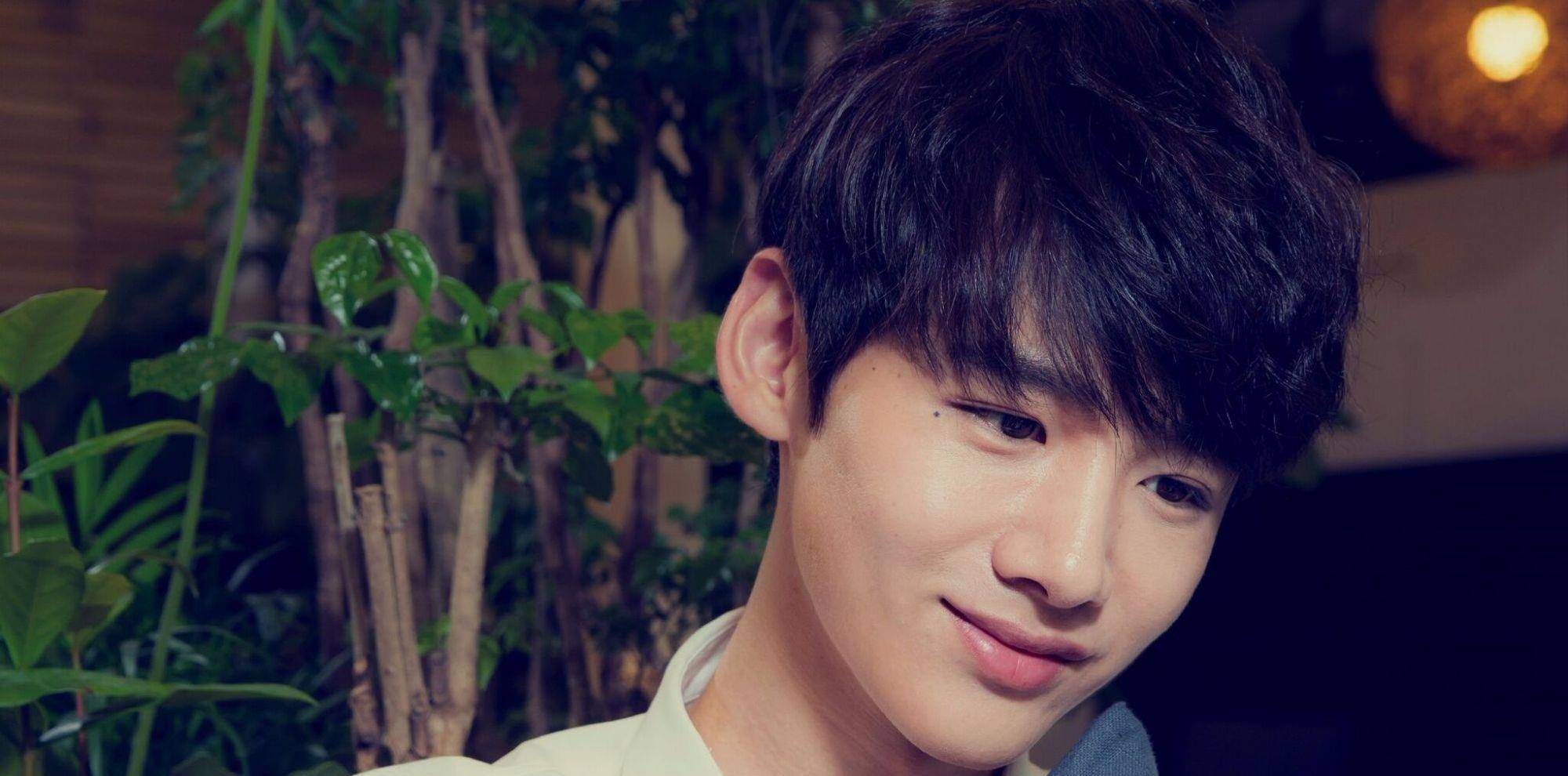 穿衣显瘦,脱衣有肉,文艺范的白敬亭,原来也是个肌肉男_鲜肉_身材_明星