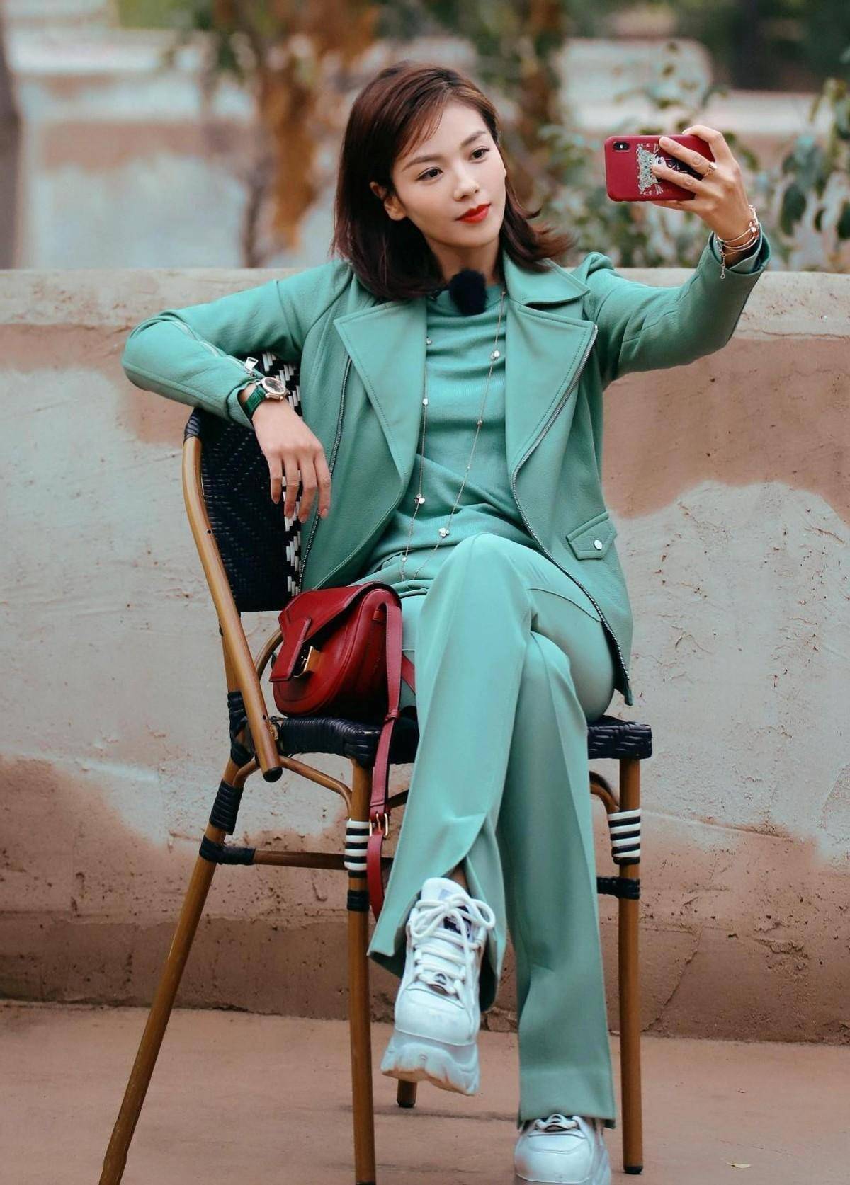 阔太刘涛的衣品从未让人失望,穿一身绿非但不土气,反而有高级感_套装