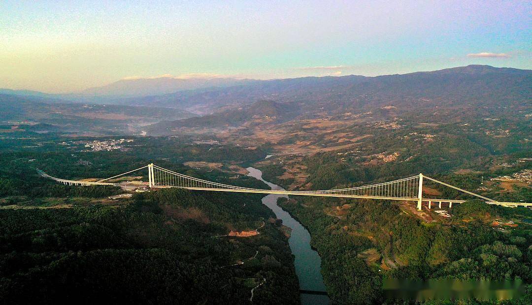 晚霞中的雲南騰衝龍江大橋_工程_橋樑_中國