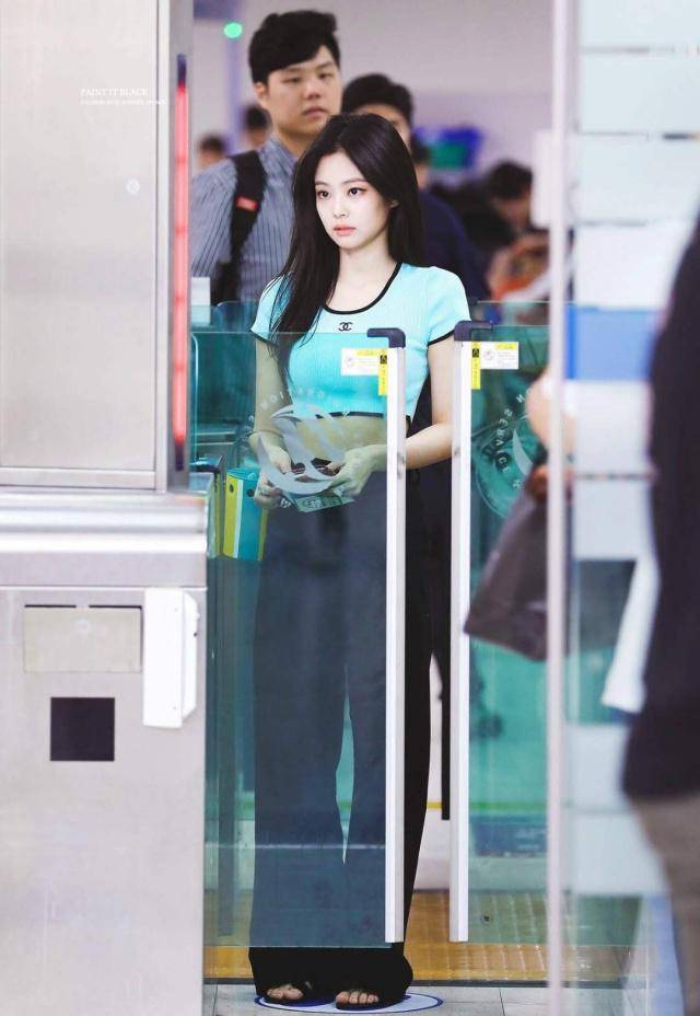 jennie人间香奈儿回归,露脐装配厚底鞋重回90年代,斑马线变t台_演出