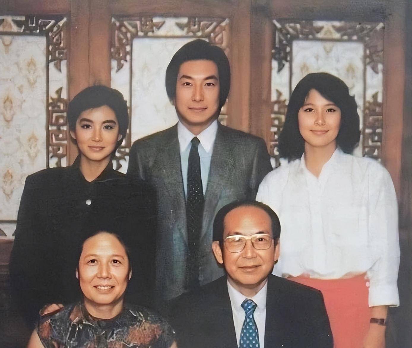 买过衣服,还接连生下了儿子林成森,以及二女儿林青霞和三女儿林丽霞